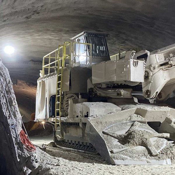 Schlüsselmaschine für das RBS-Projekt: Die massive Teilschnittfräse Sandvik MT520.